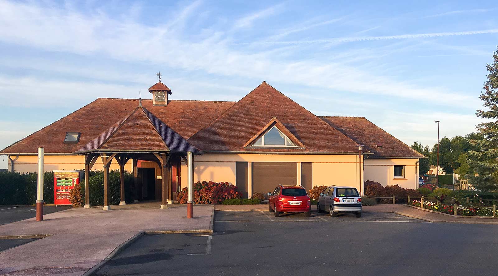 Salle Des Fêtes Avec Exterieur